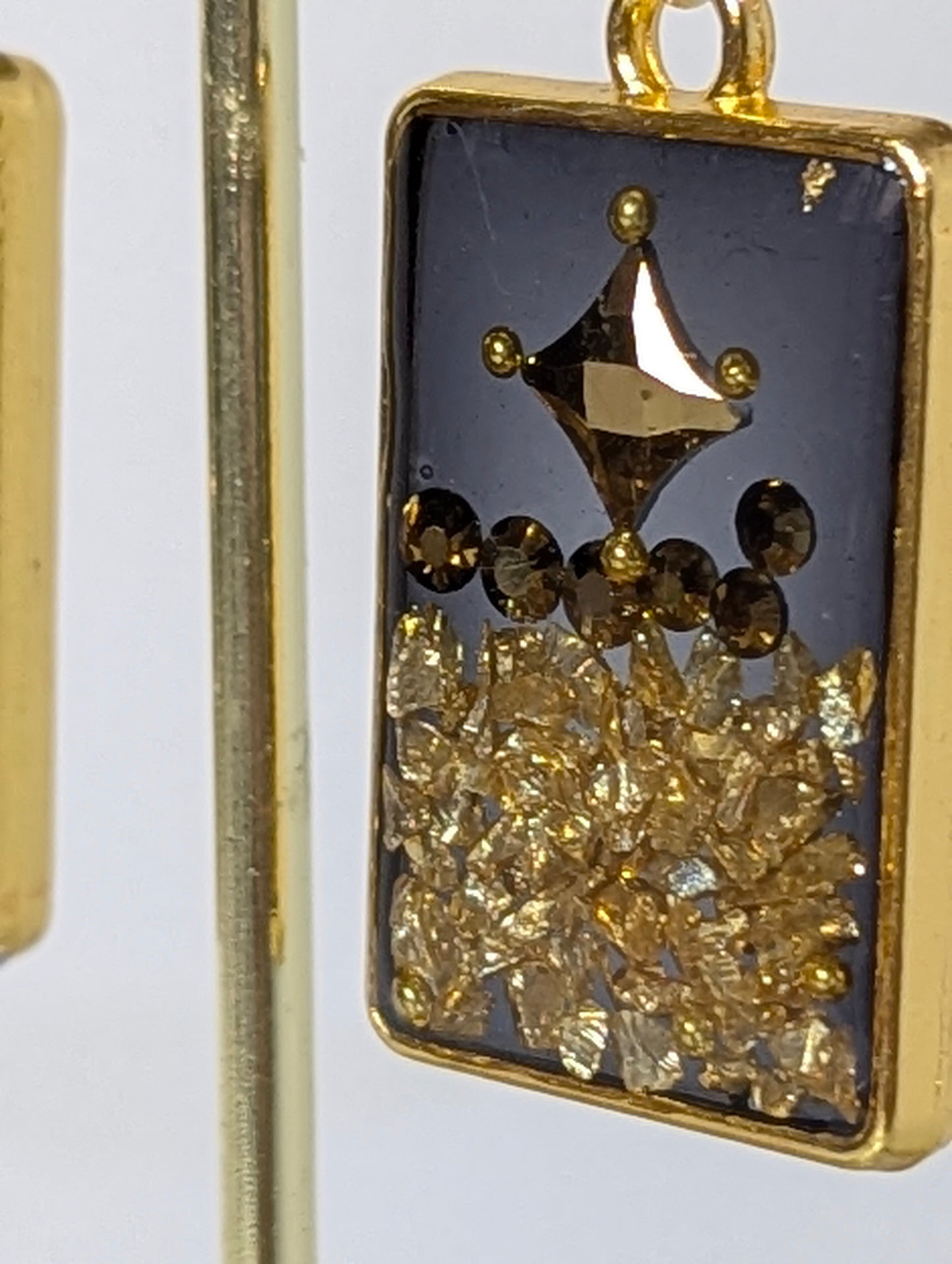 Gold Stones Resin Earrings -- Black